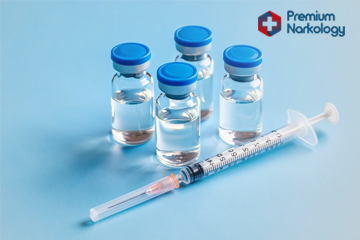 Шприц и медикамент в пузырьке